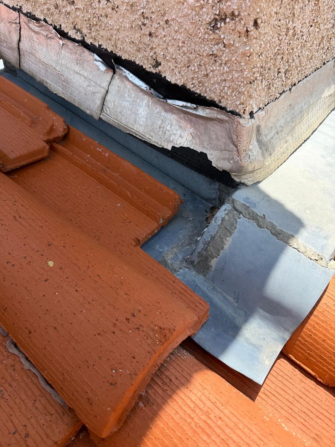 Solin zinc contre un mur